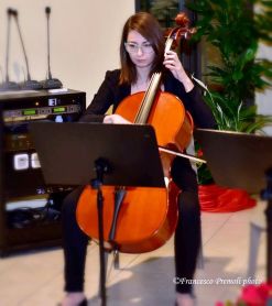 Annamaria Marinoni al violoncello mentre interpreta la Carmen di Bizet